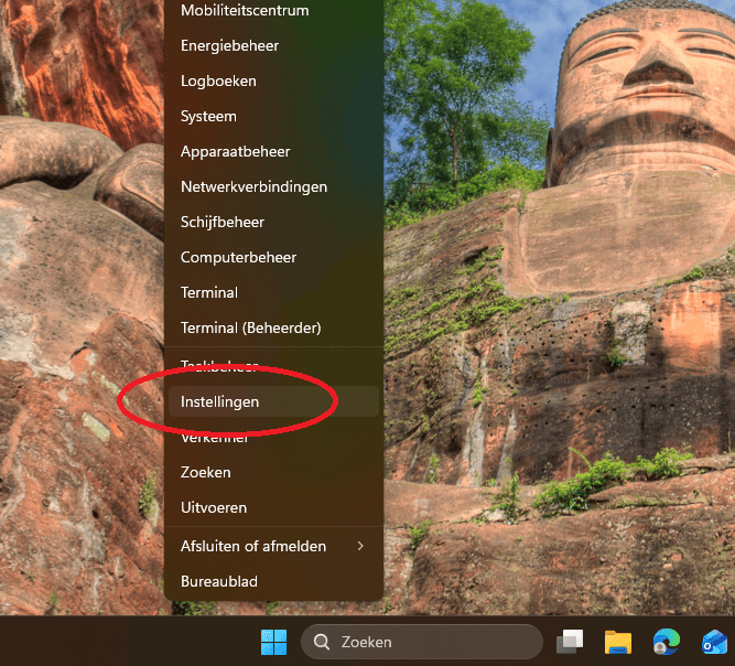 Windows 11 startmenu met rechtermuisklik op het Windows-logo en de optie ‘Instellingen’ om apparaatversleuteling uit te schakelen.