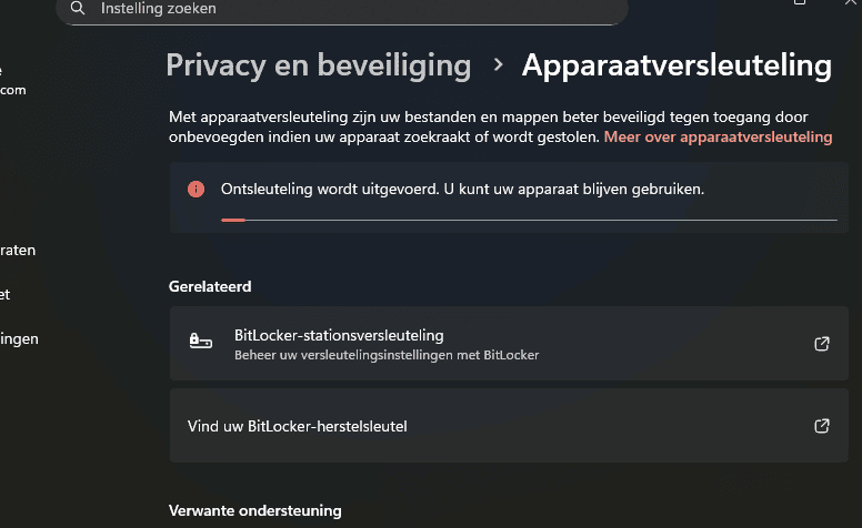 Windows 11-scherm ‘Apparaatversleuteling’ met melding ‘Ontsleuteling wordt uitgevoerd’ terwijl BitLocker-versleuteling wordt uitgeschakeld.